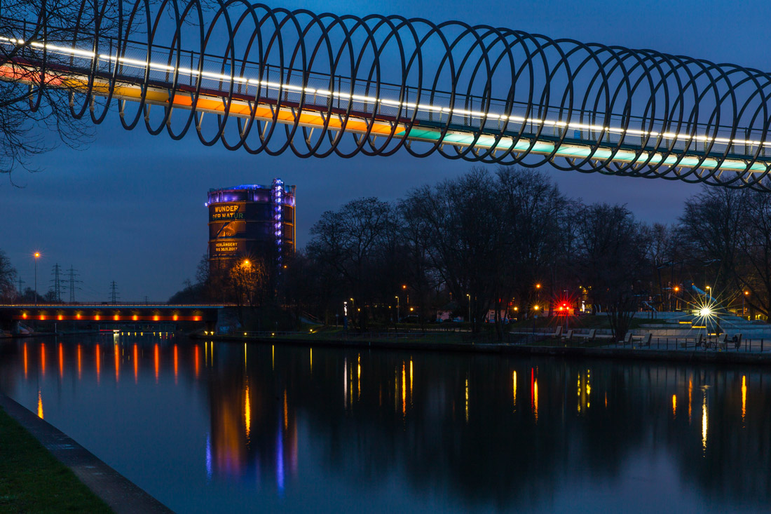 Slinky Brücke im Oberhausener Kaisergarten bei Nacht