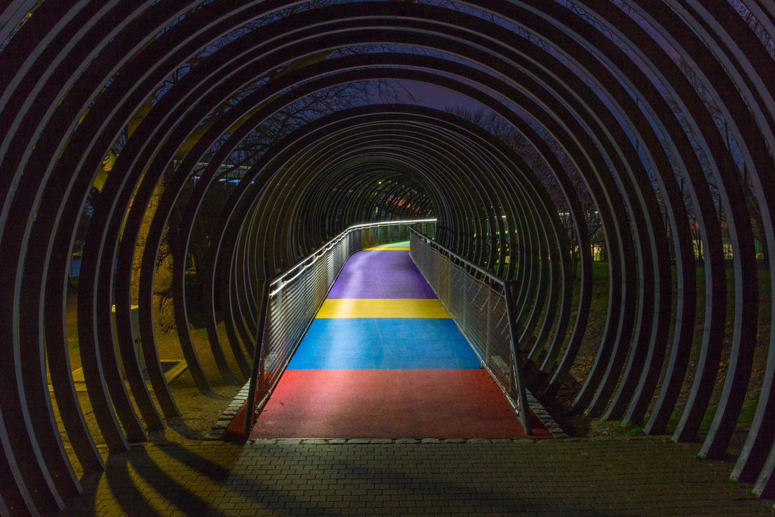 Slinky Brücke im Kaisergarten in Oberhausen bei Nacht