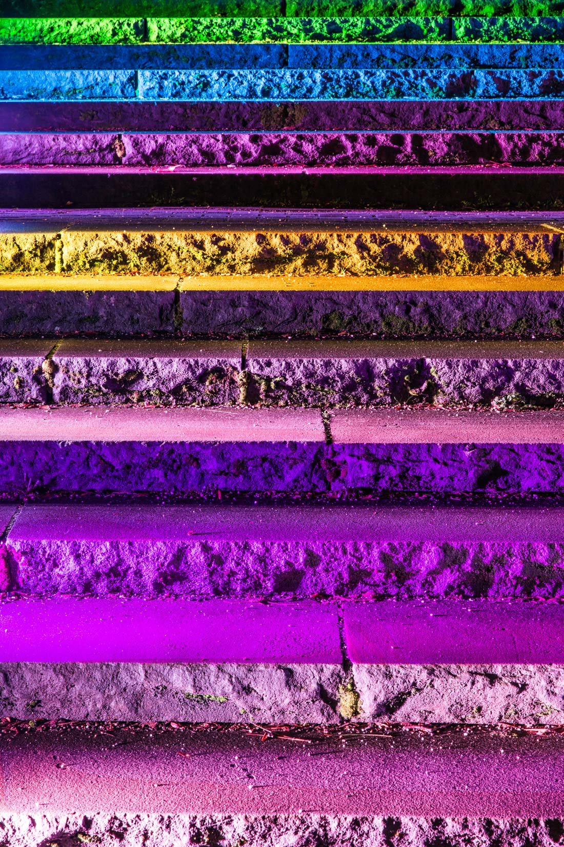 Illuminierte Treppenstufen im Grugapark in Essen bei Nacht